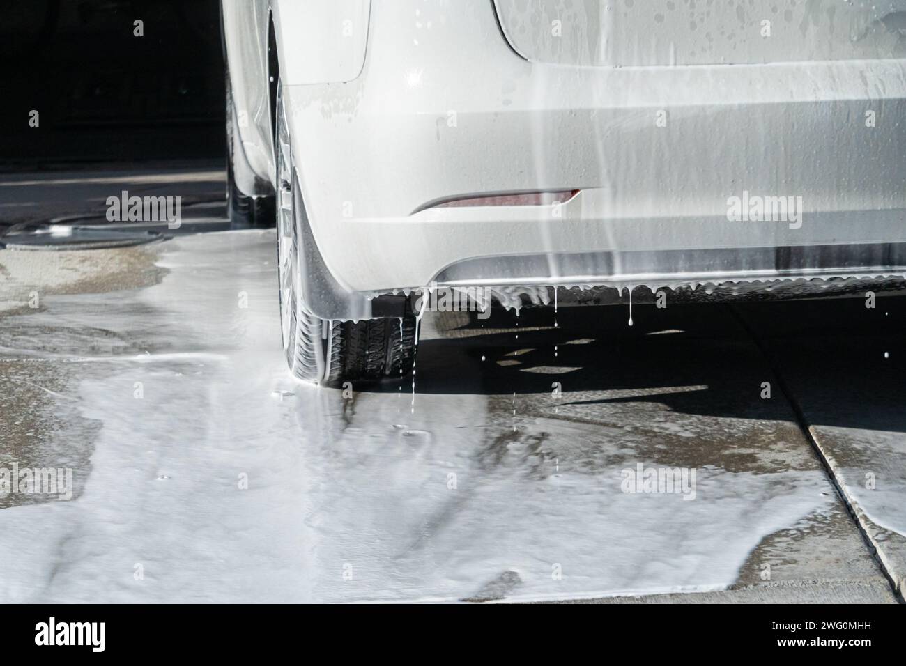 Umweltfreundliche Reinigung: Elektroautos zu Hause waschen Stockfoto