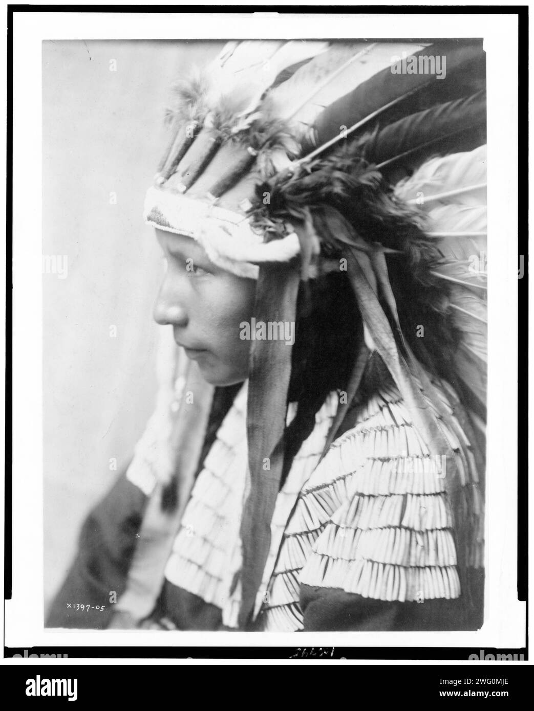 Die Tochter von Bad Horses (Profil), 1905. Cheyenne Mädchen, Kopf-und-Schultern-Porträt, nach links gerichtet, mit Kopfschmuck. Stockfoto