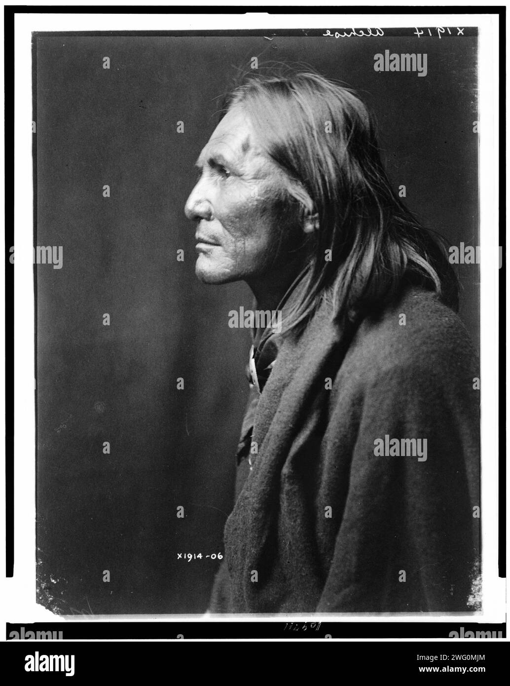 Alchise, Apachen-Indianer, halblanges Porträt, linkes Profil, um 1906. Stockfoto