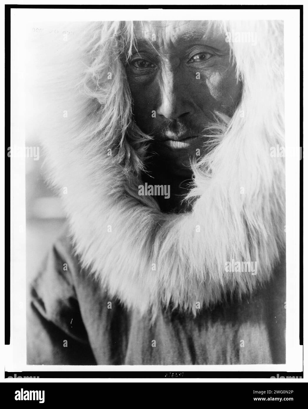 Jajuk-Selawik, 1929. Eskimo Mann, Kopf-und-Schultern-Porträt, leicht nach links gerichtet, mit Pelzparka. Stockfoto