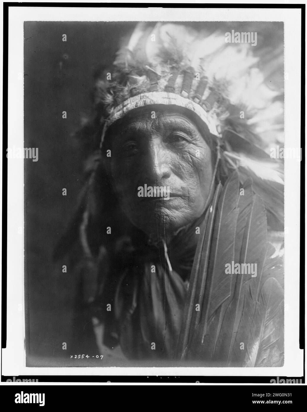 Eagle Elk (He Xa Wan BA li), 1907. Kopf-und-Schultern-Porträt des Oglala-Mannes. Stockfoto