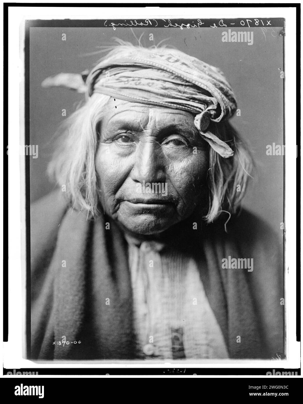 De Gizzeh-Rolling, 1906. Apachen-Indianer, Kopf-und-Schultern-Porträt, nach vorne gerichtet. Stockfoto