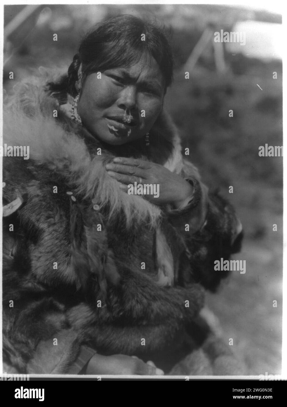 Dahchihtok-Nunivak, 1929. Dahchihtok, Eskimo-Frau, halblanges Porträt, nach vorne gerichtet, mit Nasenschmuck und Labrets. Stockfoto