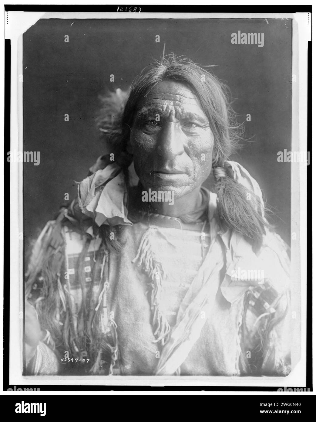 Elch Boy-Oglala, 1907. Elch Junge, Oglala Mann, halblanges Porträt, nach vorne gerichtet. Stockfoto