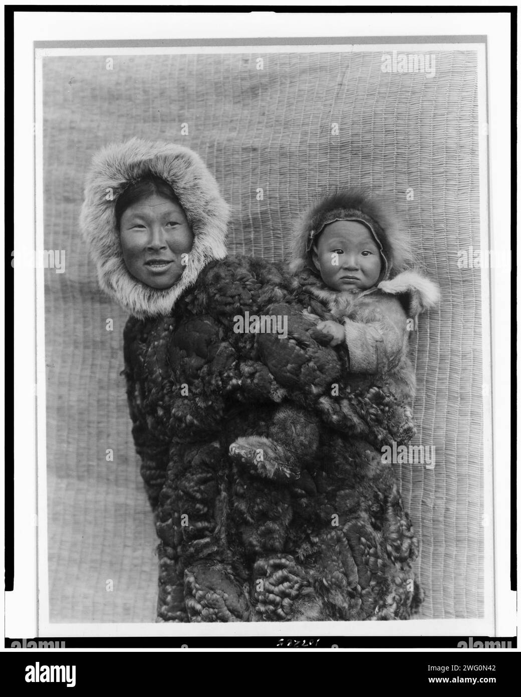 Frau und Kind, Nunivak, 1929. Das Kind ist Joe Moses. Stockfoto