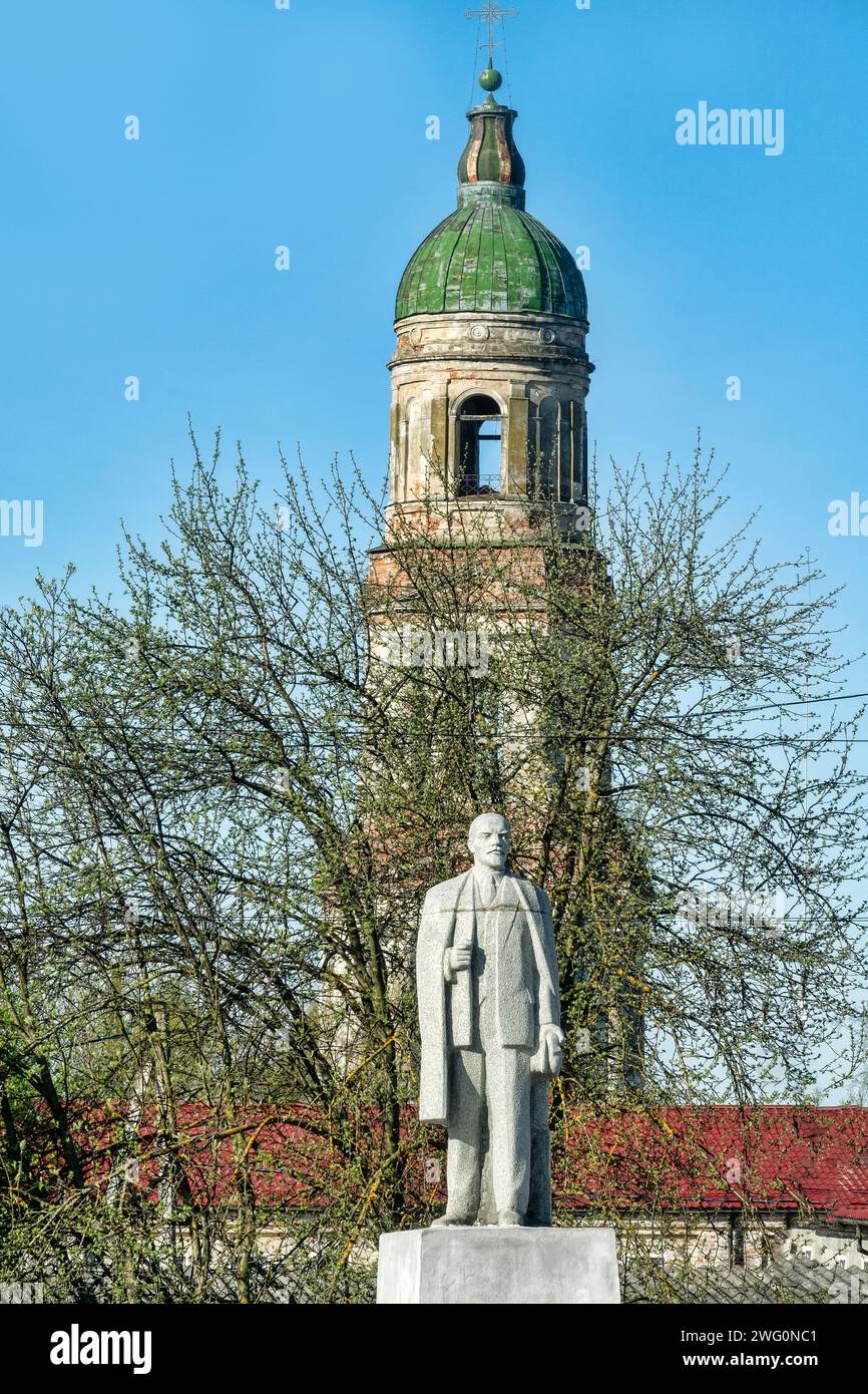 Denkmal für Lenin vor dem Kirchturm der Dreifaltigkeit (1870). Lenin ist atheistisch, dialektisch materialistisch, kämpfte mit Religion, wie sich herausstellte, nur te Stockfoto