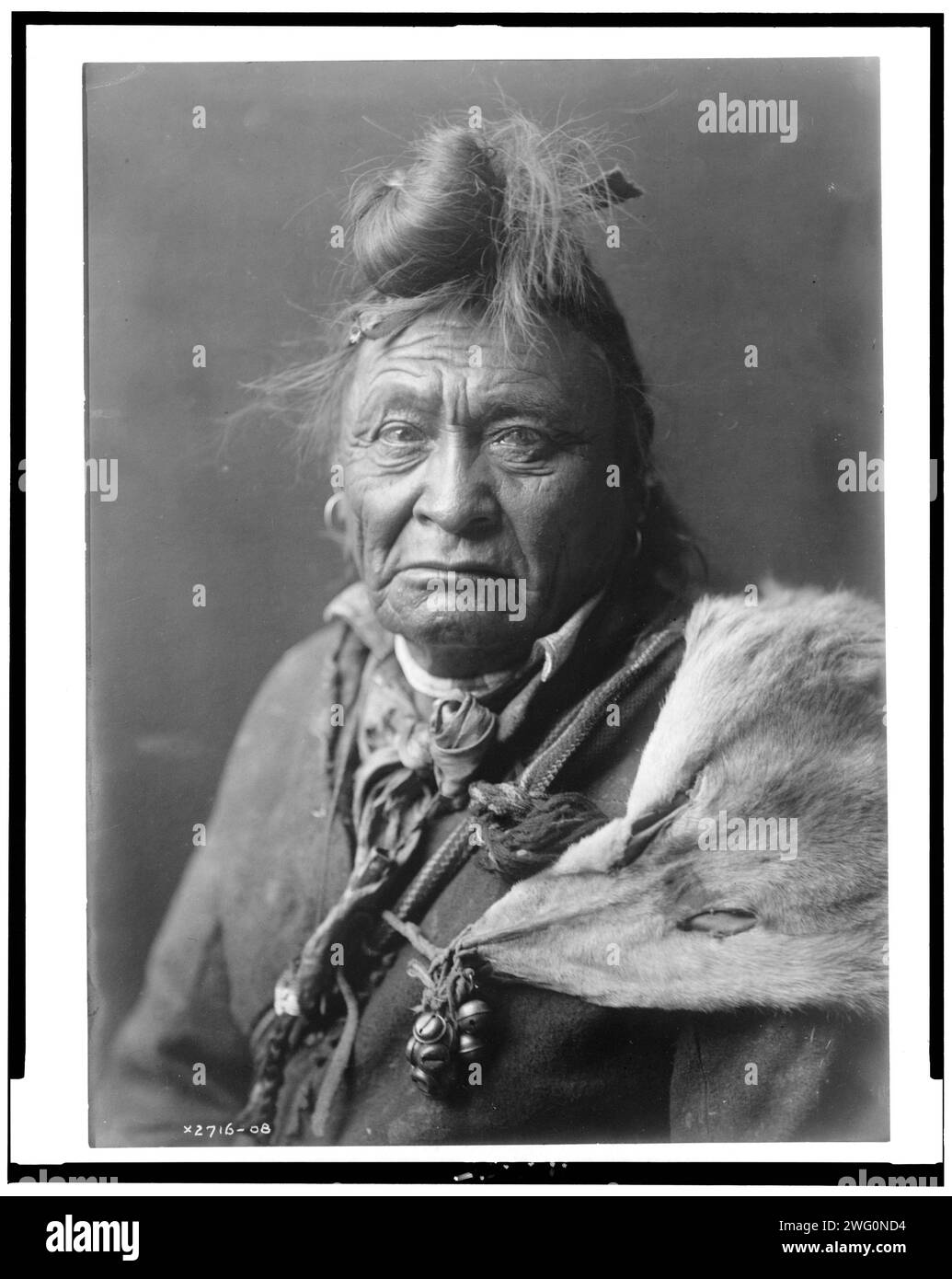 Creolen auf der Stirn, um 1908. Kopf-und-Schultern-Porträt von Crow man. Stockfoto