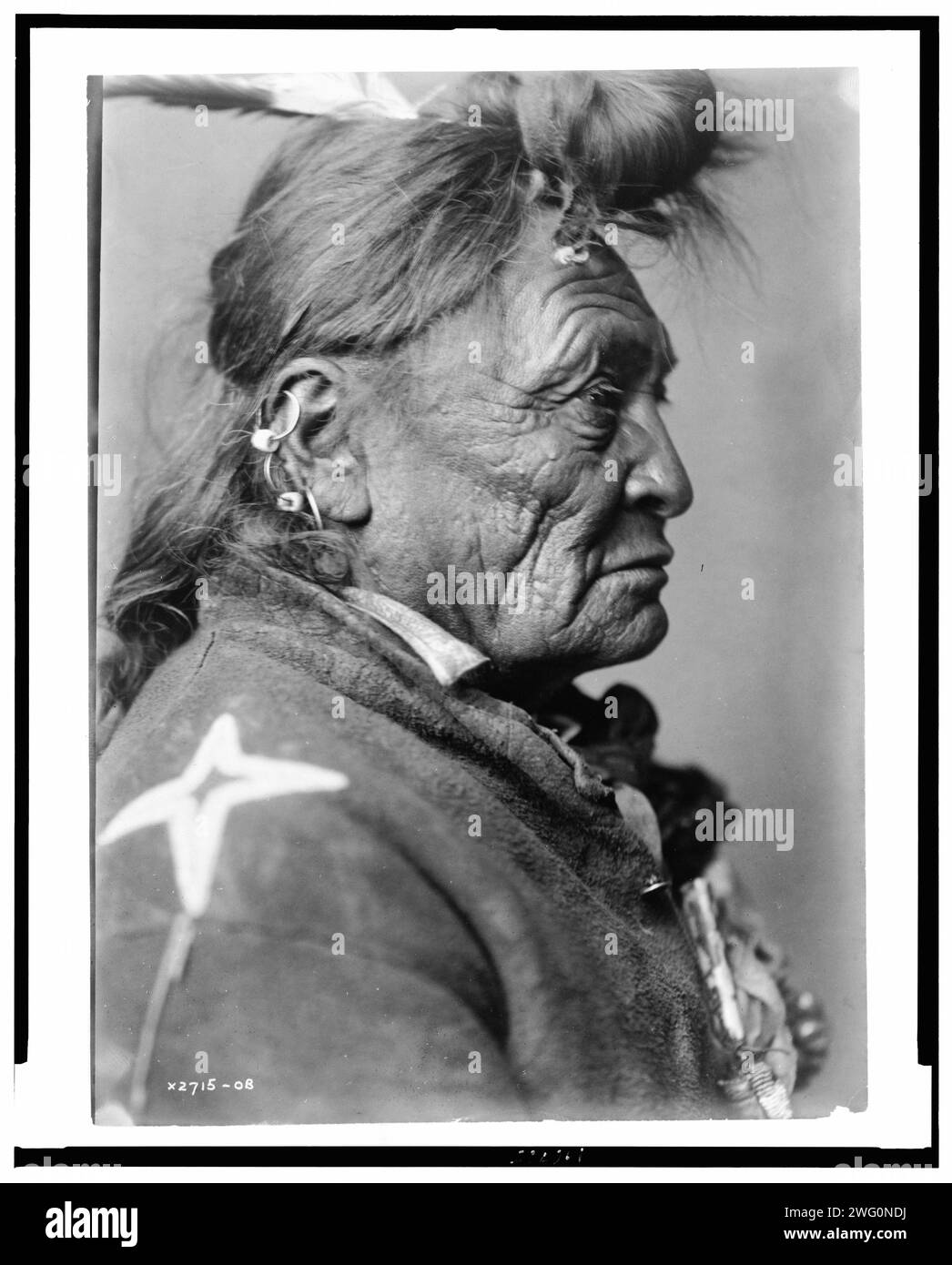 Creolen auf der Stirn, Crow Indian, Montana, Kopf-und-Schultern-Porträt, nach rechts, c1908. Stockfoto
