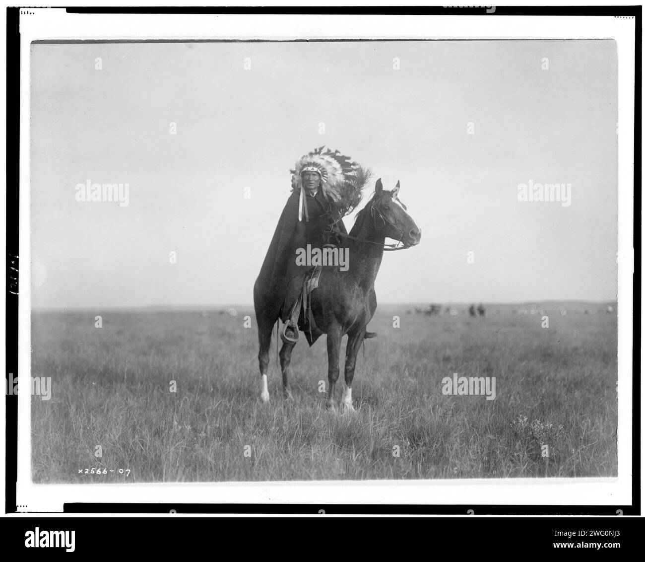 Der Prairie Chief, 1907. Sioux Mann zu Pferd auf freiem Feld. Stockfoto