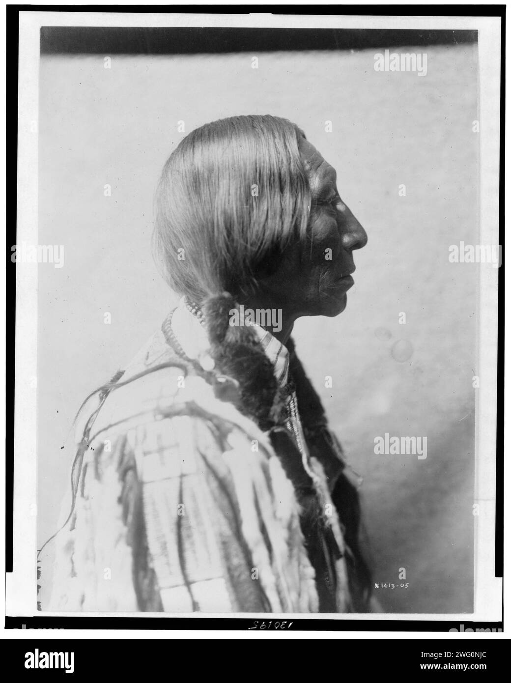 Bear Black, 1905. Bear Black, Cheyenne Mann, Kopf-und-Schultern-Porträt, nach rechts gerichtet. Stockfoto