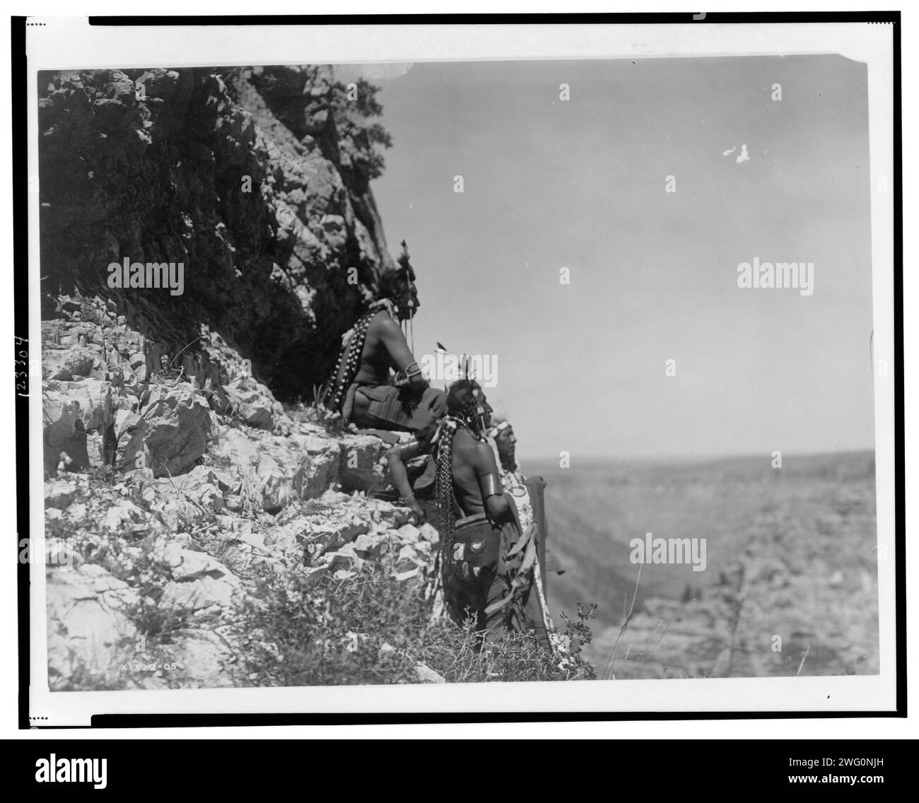 Starr und statuesk, 1905. Das Foto zeigt drei Krähenmänner, nach rechts gerichtet, auf einem Felsvorsprung. Stockfoto