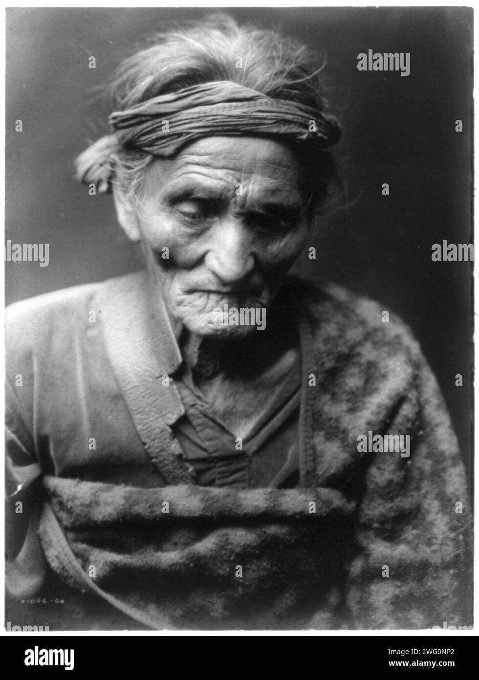 Hatali Nez, 1905. Navajo-Mann, Kopf-und-Schultern-Porträt, nach vorne gerichtet, nach unten blickend, mit Stirnband. Stockfoto