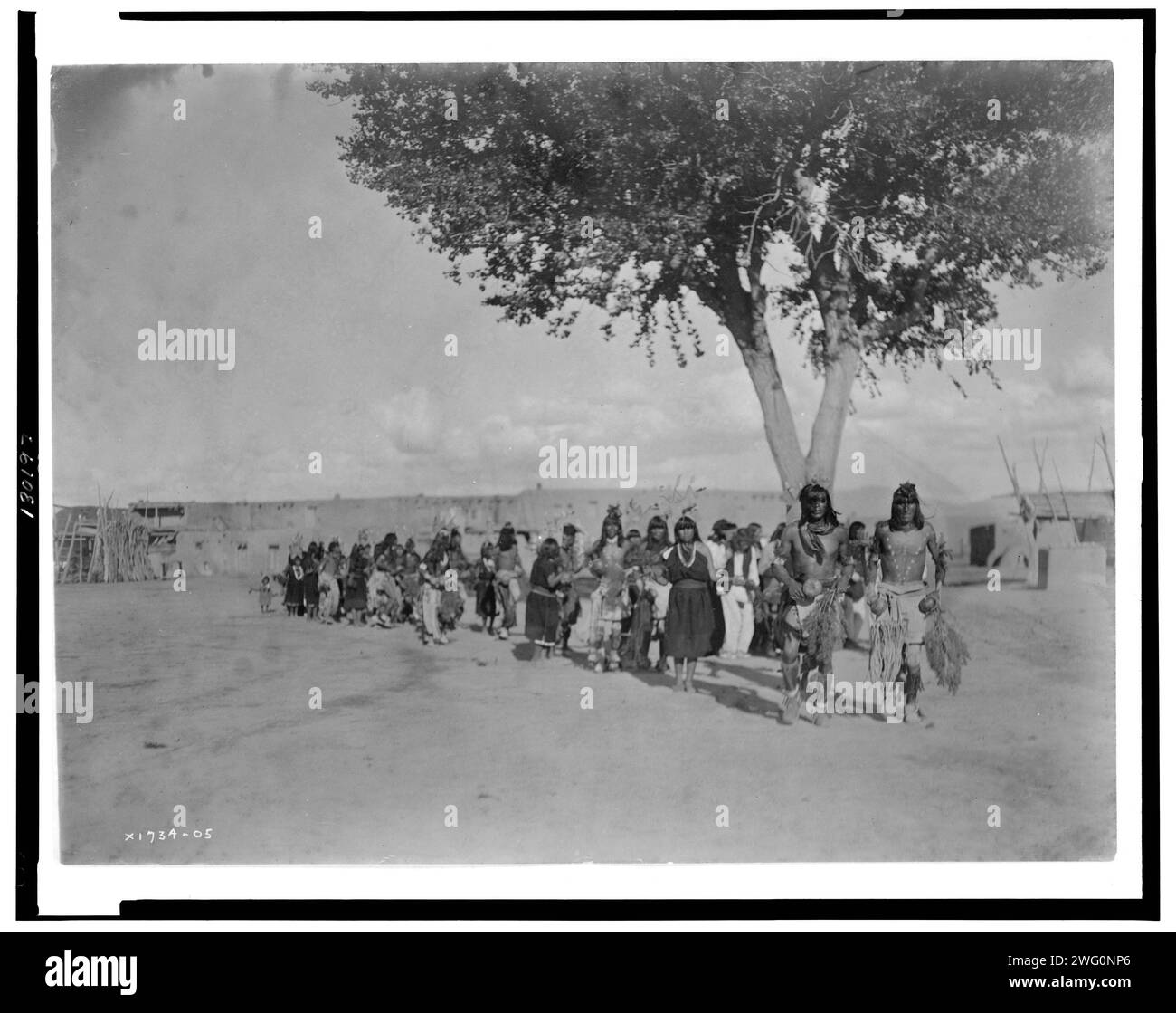 Tablita Dance [D], 1905. Tewa-Indianer tanzen in Linienbildung. Stockfoto