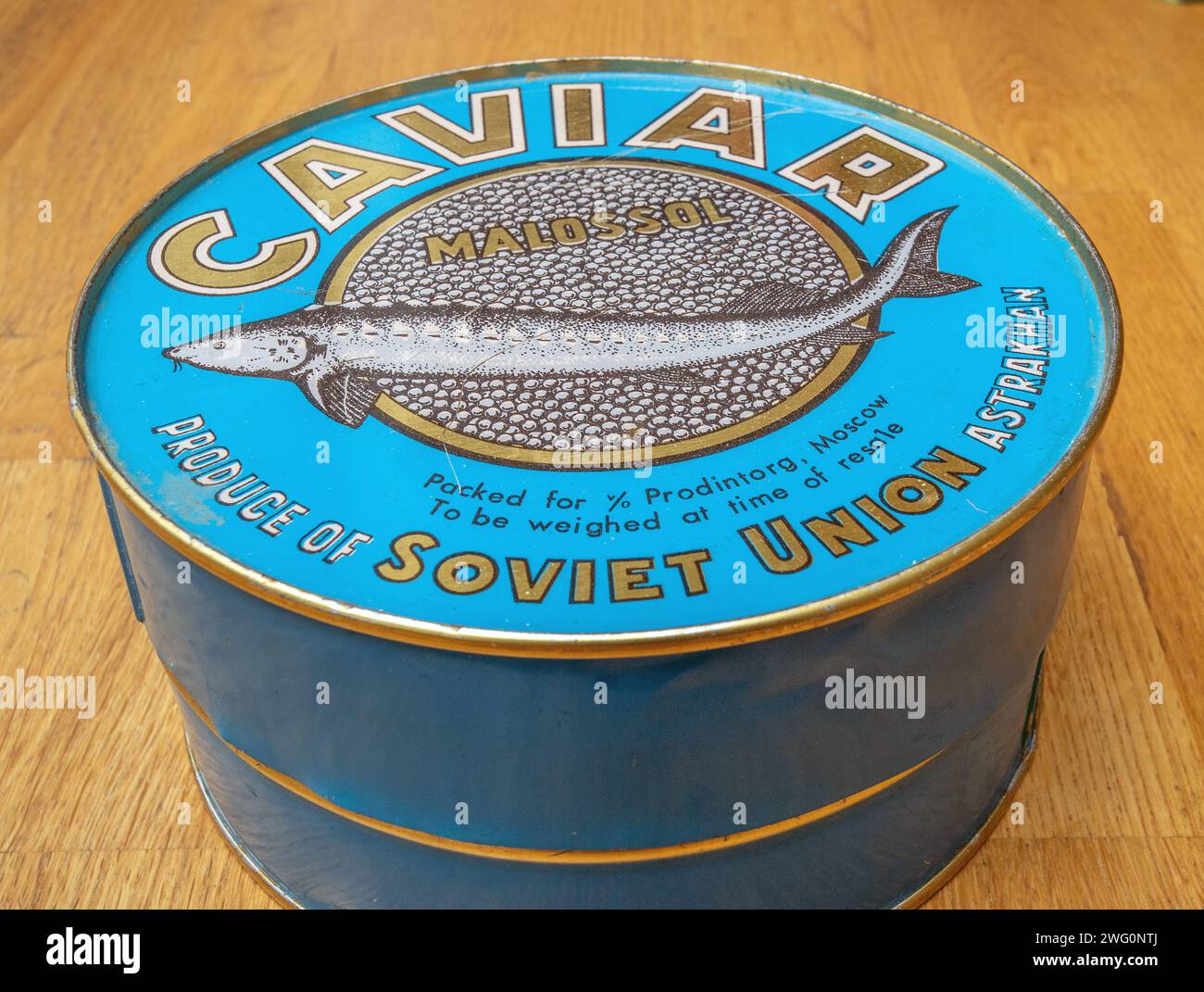 Kiste mit russischem, leicht gesalzenen Belugastörer, schwarzem Kaviar aus der sowjetunion, isoliert auf dem Tisch Stockfoto