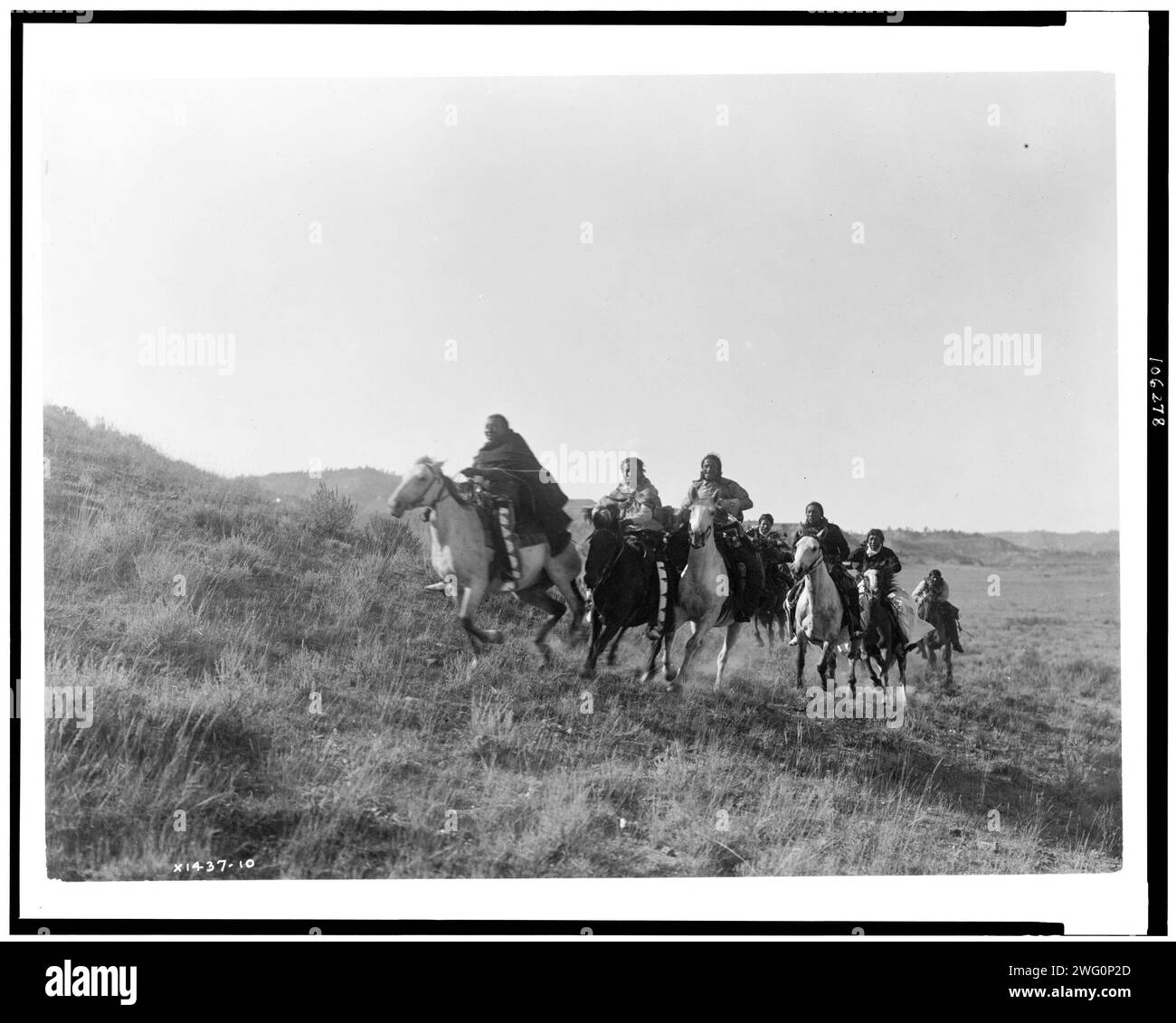 Rückkehr der Späher-Cheyenne, 1910. Cheyene-Indianer reiten Pferde. Stockfoto