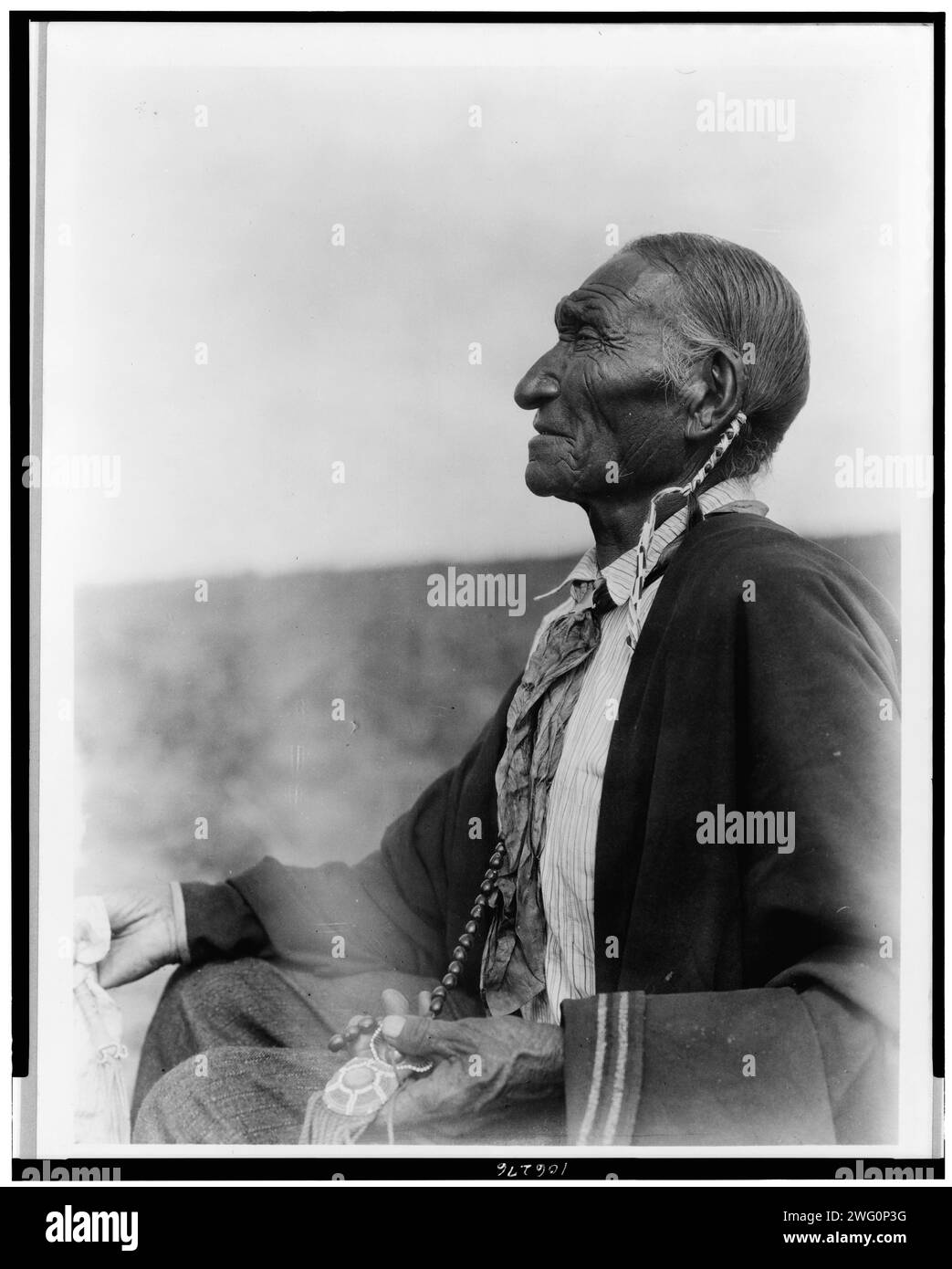 Ein Cheyenne Peyote-Anführer, 1927. Mann, dreiviertel lang, sitzend, nach links gerichtet. Stockfoto