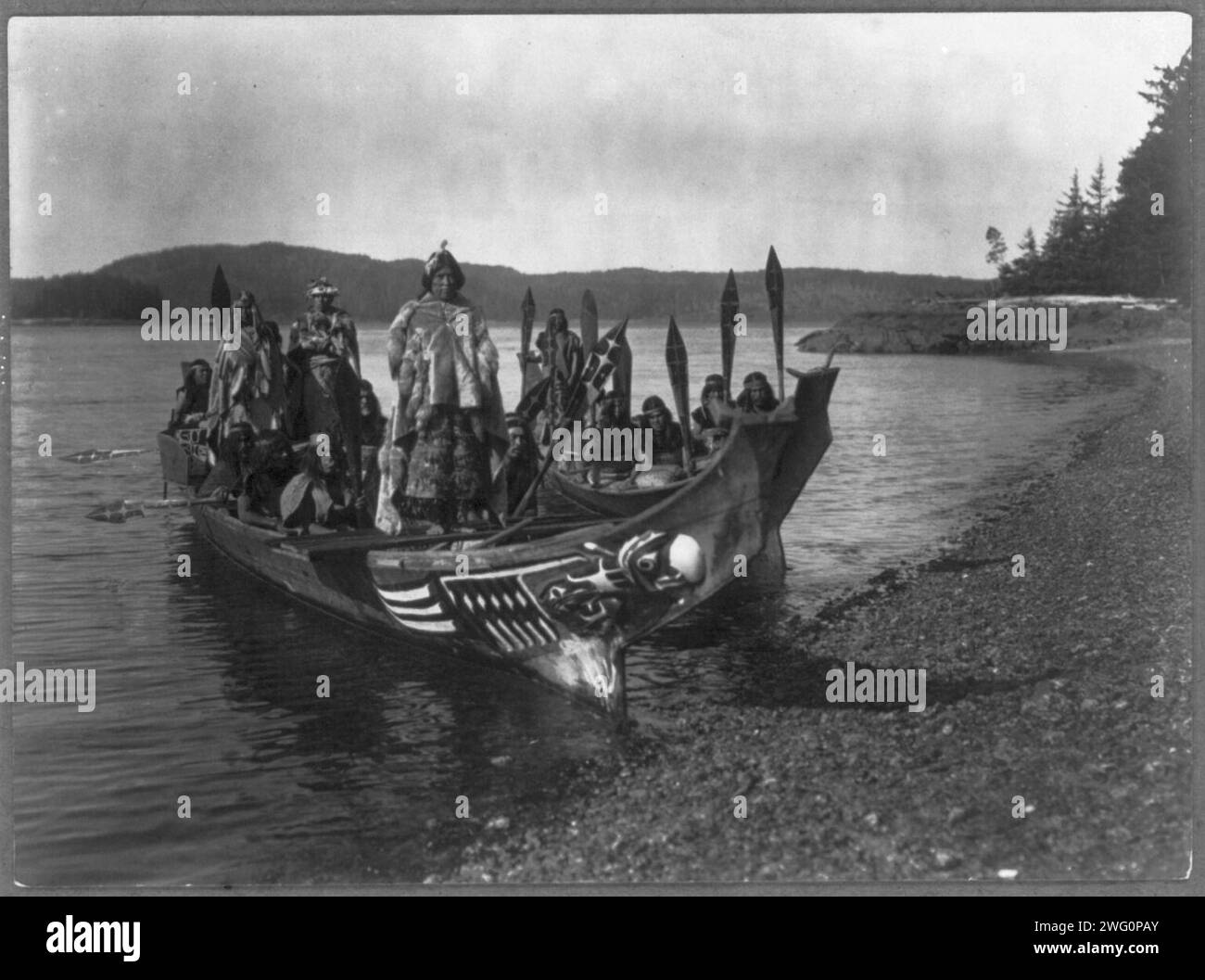 Die Hochzeitsfeier - Qagyuhl, 1914. Das Foto zeigt die Kwakwa ka'wakw-Hochzeitsfeier in zwei Kanus an der Küste; Braut und Bräutigam stehen auf dem „Braut-Sitz“ im Heck als Verwandter der Braut tanzt auf einer Plattform im Bug. Stockfoto