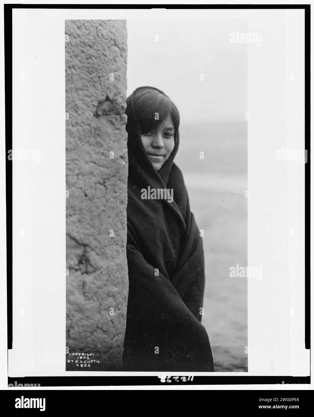 Zuni Girl, 1903. Porträt von Zuni Girl, das durch das Gebäude blickt. Stockfoto