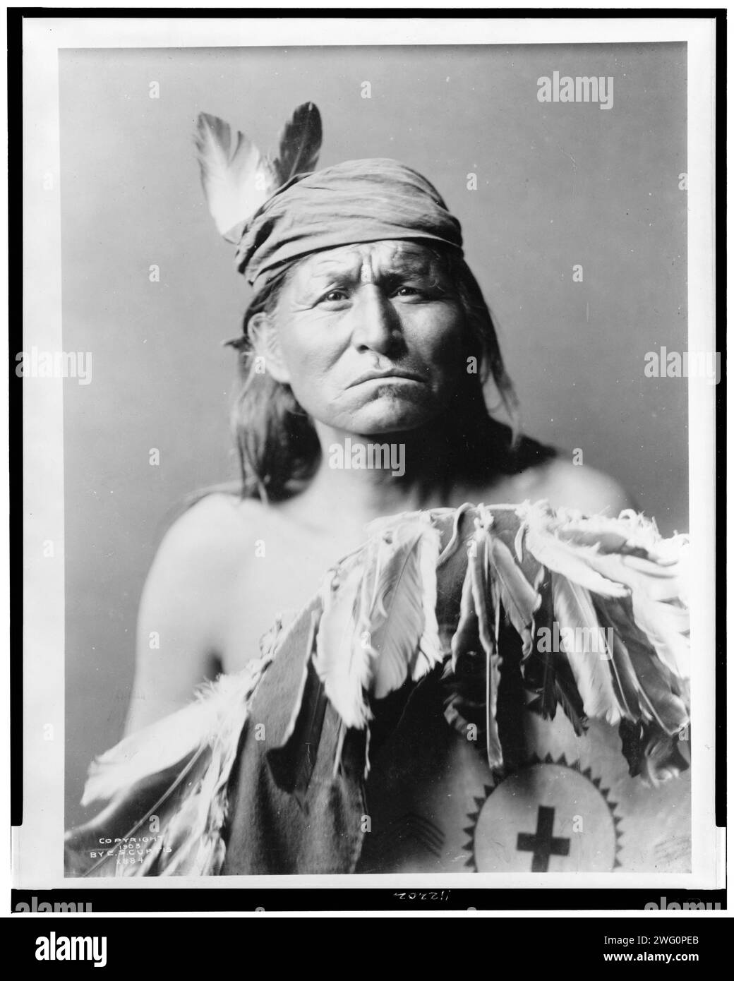 Apache Yenin Guy, 1903. Halblanges Porträt des Apachen-Mannes. Stockfoto