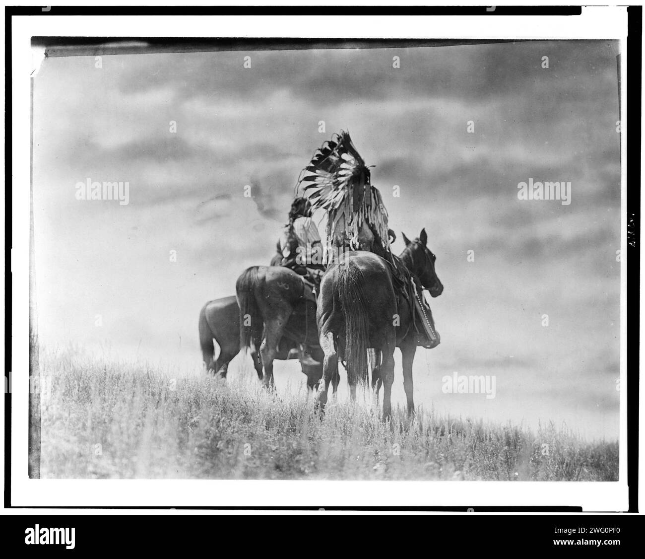 Cheyenne-Krieger, 1905. Drei Cheyenne-Krieger zu Pferd. Stockfoto