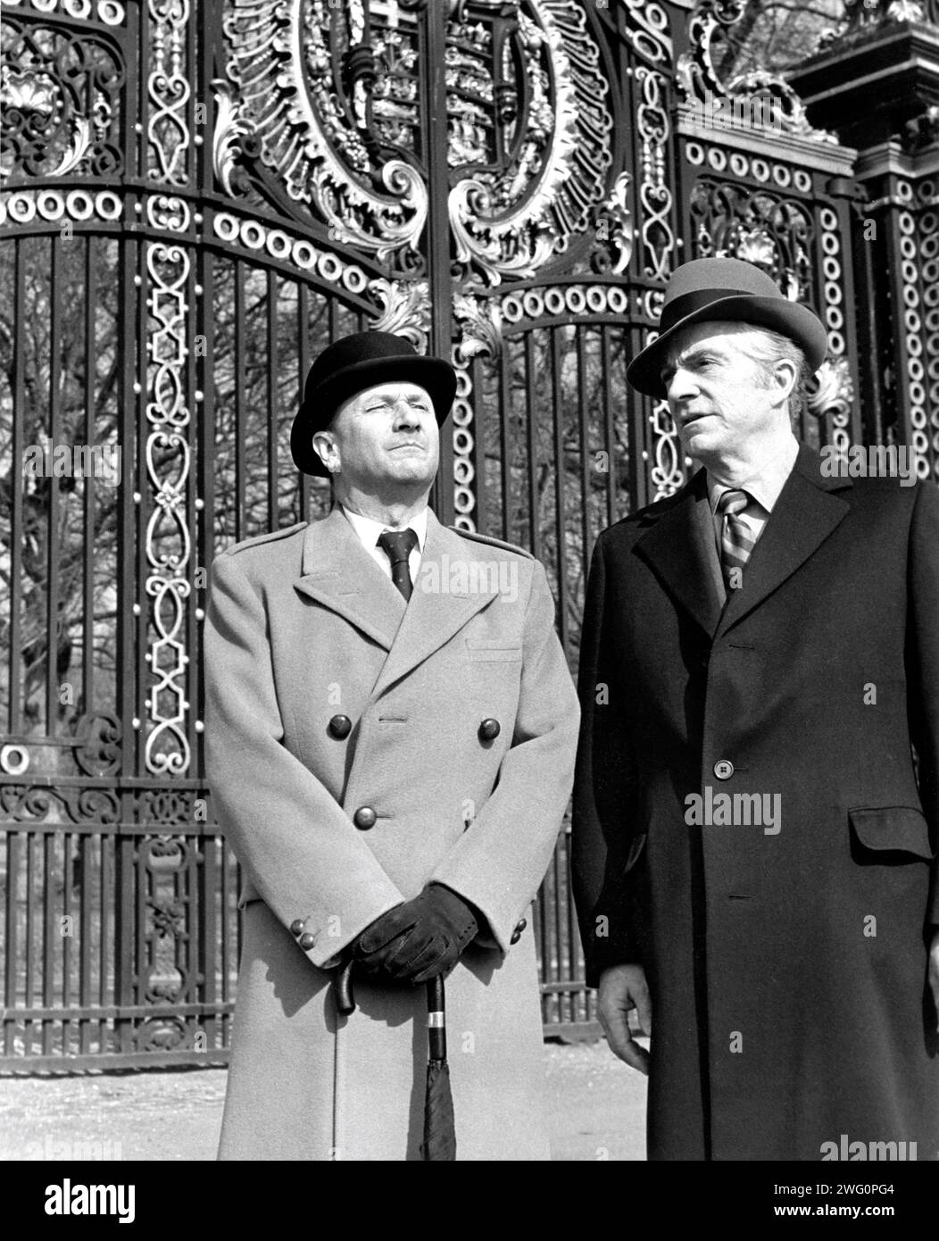 DONALD PLEASENCE und DANA ANDREWS in INNOCENT BYSTANDERS 1972 Regisseur PETER COLLINSON Roman/Drehbuch James Mitchell Musik Johnny Keating Produzent George H. Baker Saggitarius Productions / Scotia-Barber Stockfoto