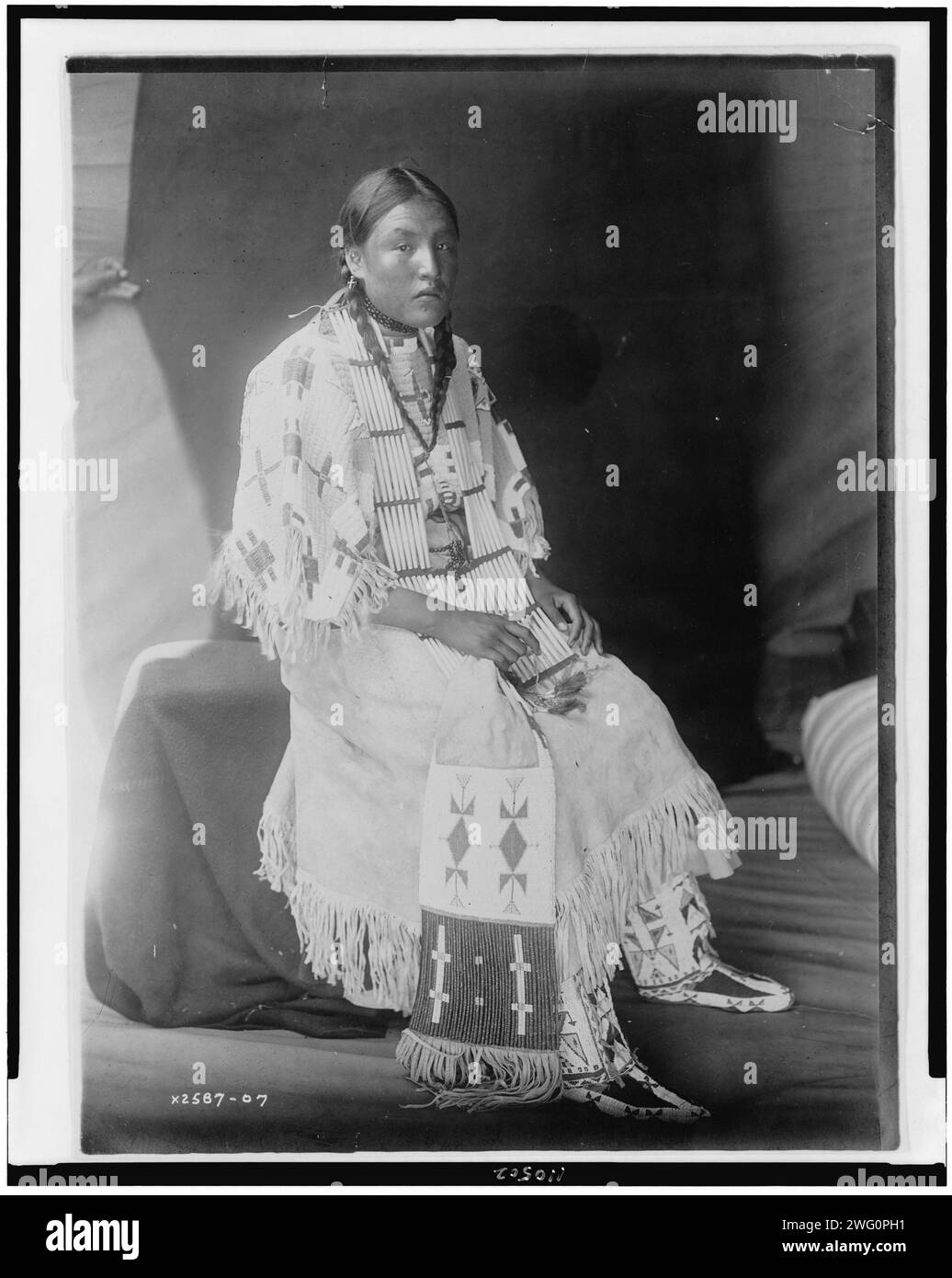Rote Elchfrau, ein Sioux-Mädchen, großes Porträt, sitzend, nach rechts gerichtet, c1907. Stockfoto Rote Elchfrau, ein Sioux-Mädchen, großes Porträt, sitzend, nach rechts gerichtet, c1907. Stockfoto