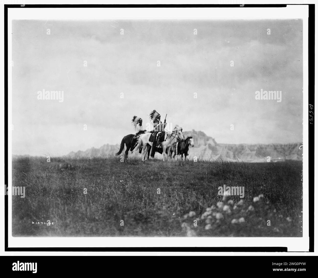 Die Ebenen der Dakota-Sioux, 1905. Drei Sioux-Indianer zu Pferd auf Ebenen mit Felsformationen im Hintergrund. Stockfoto