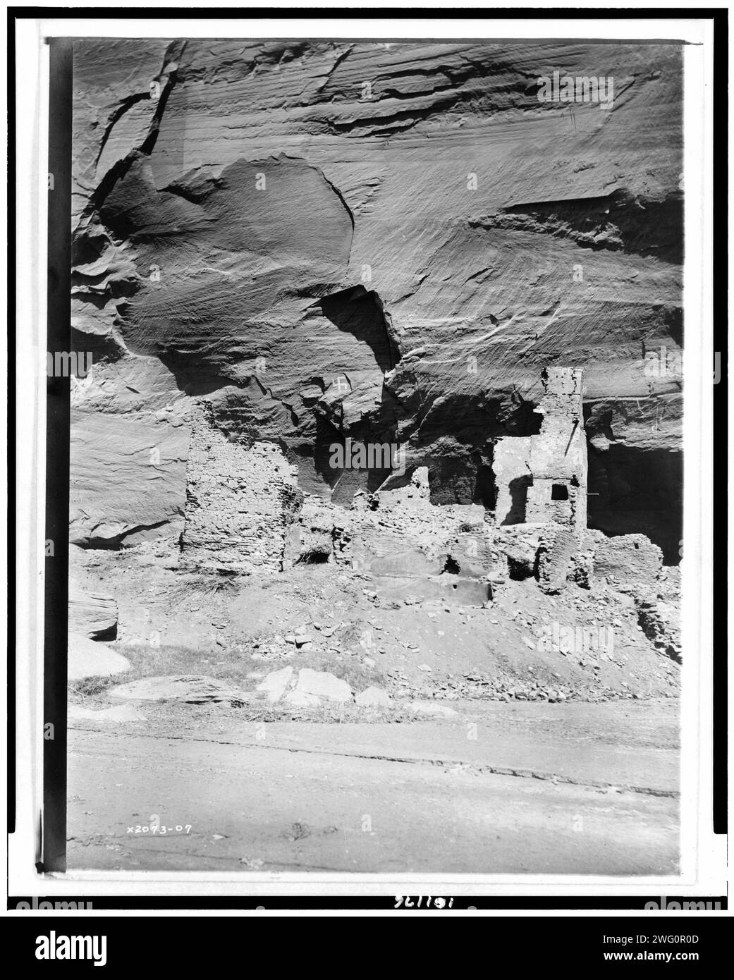 Antilopenruinen mit prähistorischen Dekorationen, 1907, um 1907. Ruinen von Navajo Indianer Klippenwohnungen. Stockfoto
