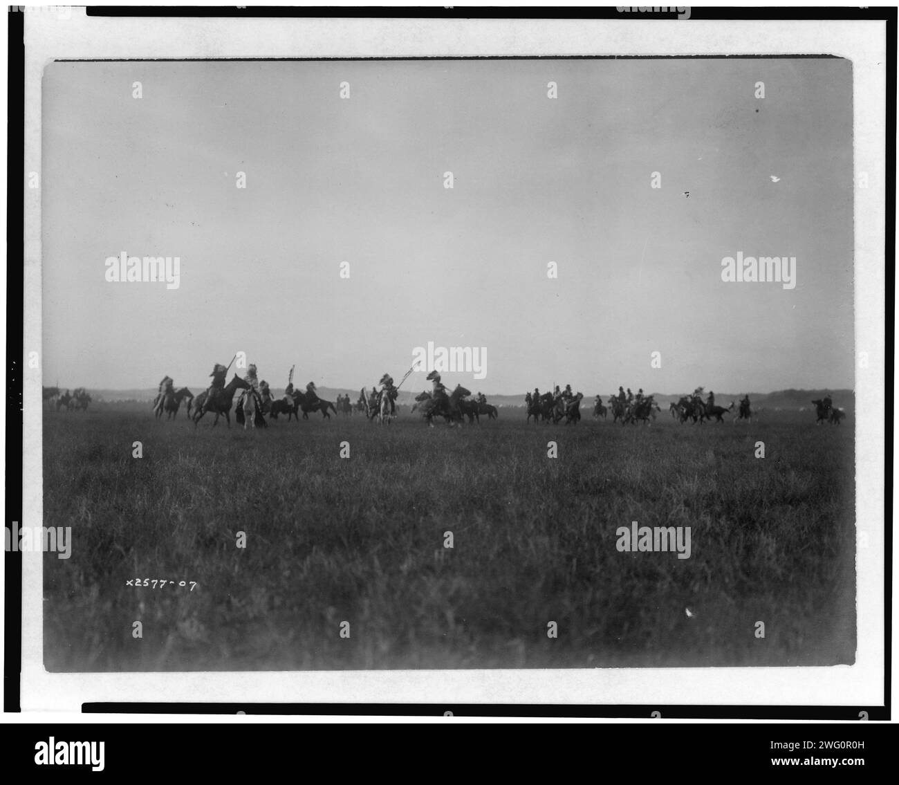 Morgenanfall, 1907. Dakota-Indianer zu Pferd auf der Ebene. Stockfoto