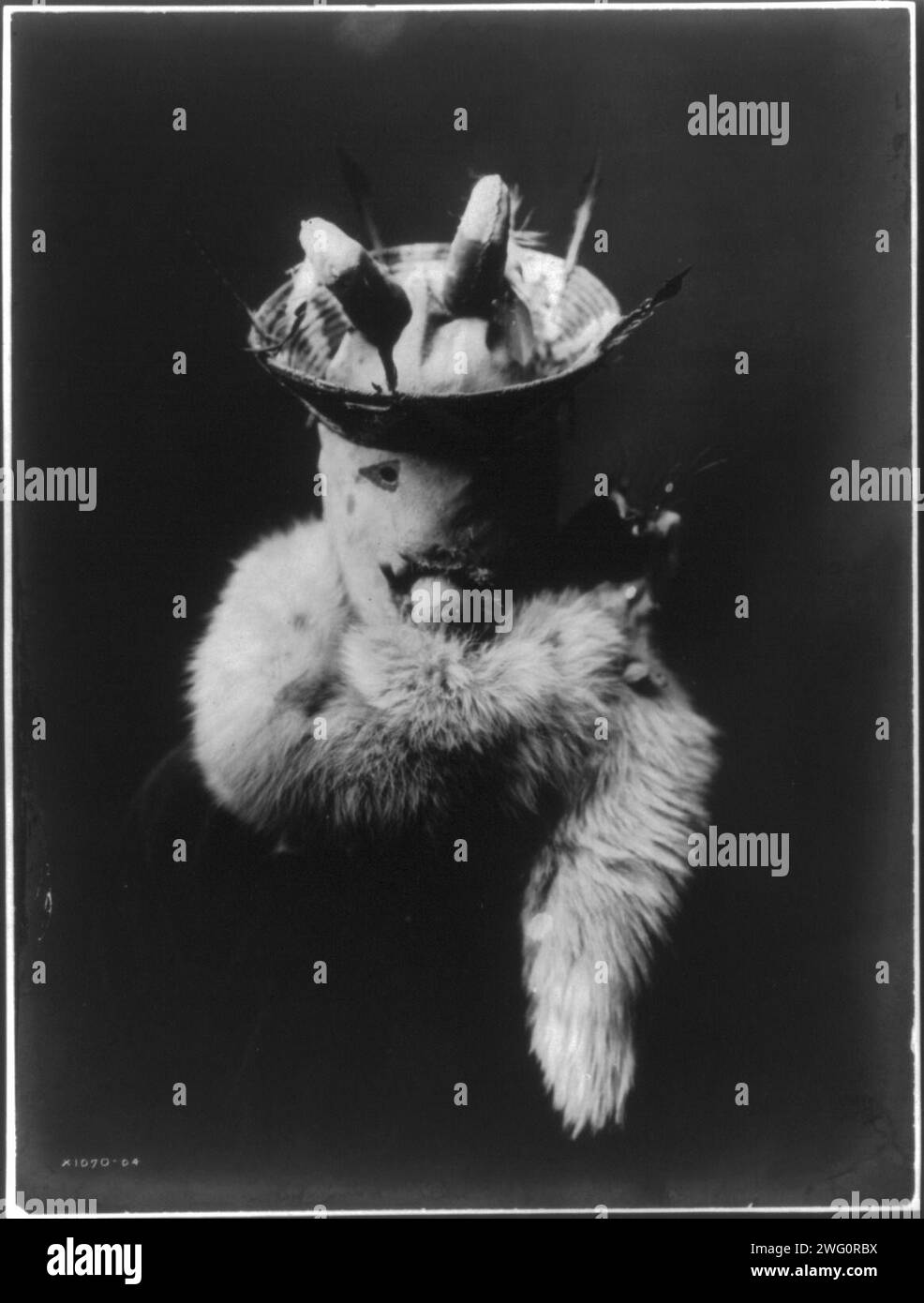 Gaaskidi [d. h. Ganaskidi]-Navaho, 1905. Das Foto zeigt einen Navajo-Mann, der eine Maske von Ganaskidi trägt, dem Gott der Ernte, der Menge und der Nebel. Stockfoto