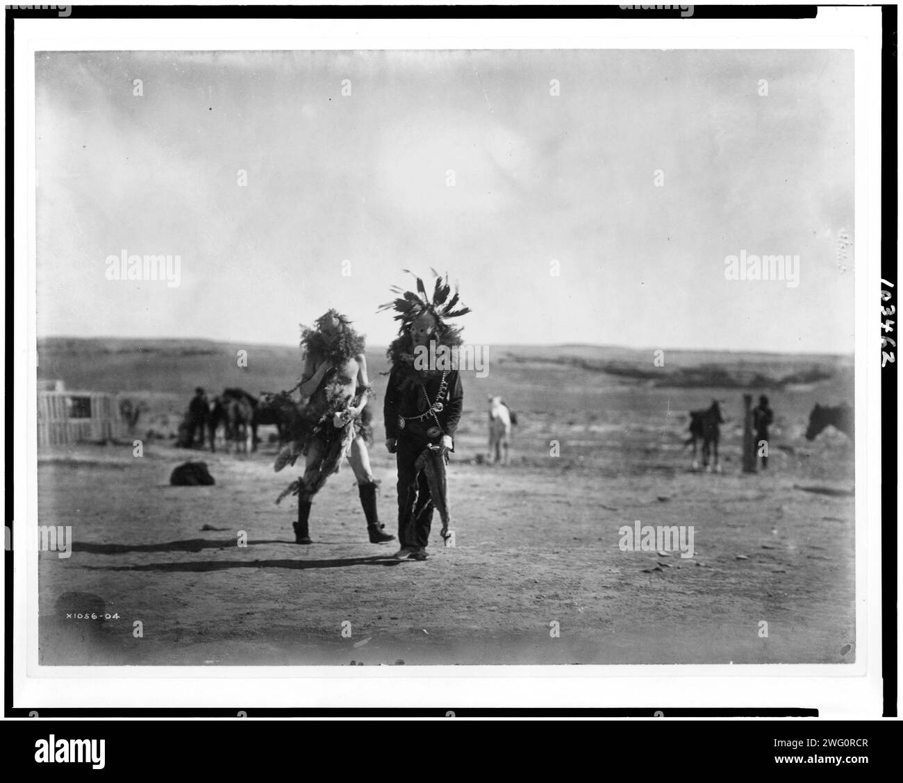 Toneneli und Haschelti, 1905. Zwei Navajo-Männer verkörpern zwei Yeibichai, Toneneli (Wassergott) und Haschelti (sprechender Gott) am 6. Tag der Yeibichai-Zeremonie. Stockfoto