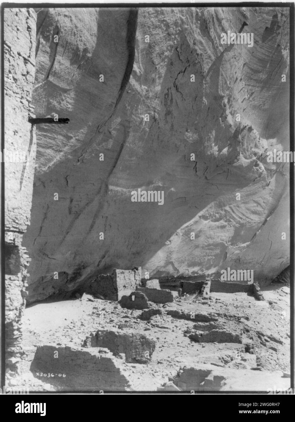 Antelope Ruin-Navaho, 1906. Ruinen von Gebäuden neben der Mauer auf dem Boden des Canyons. Stockfoto