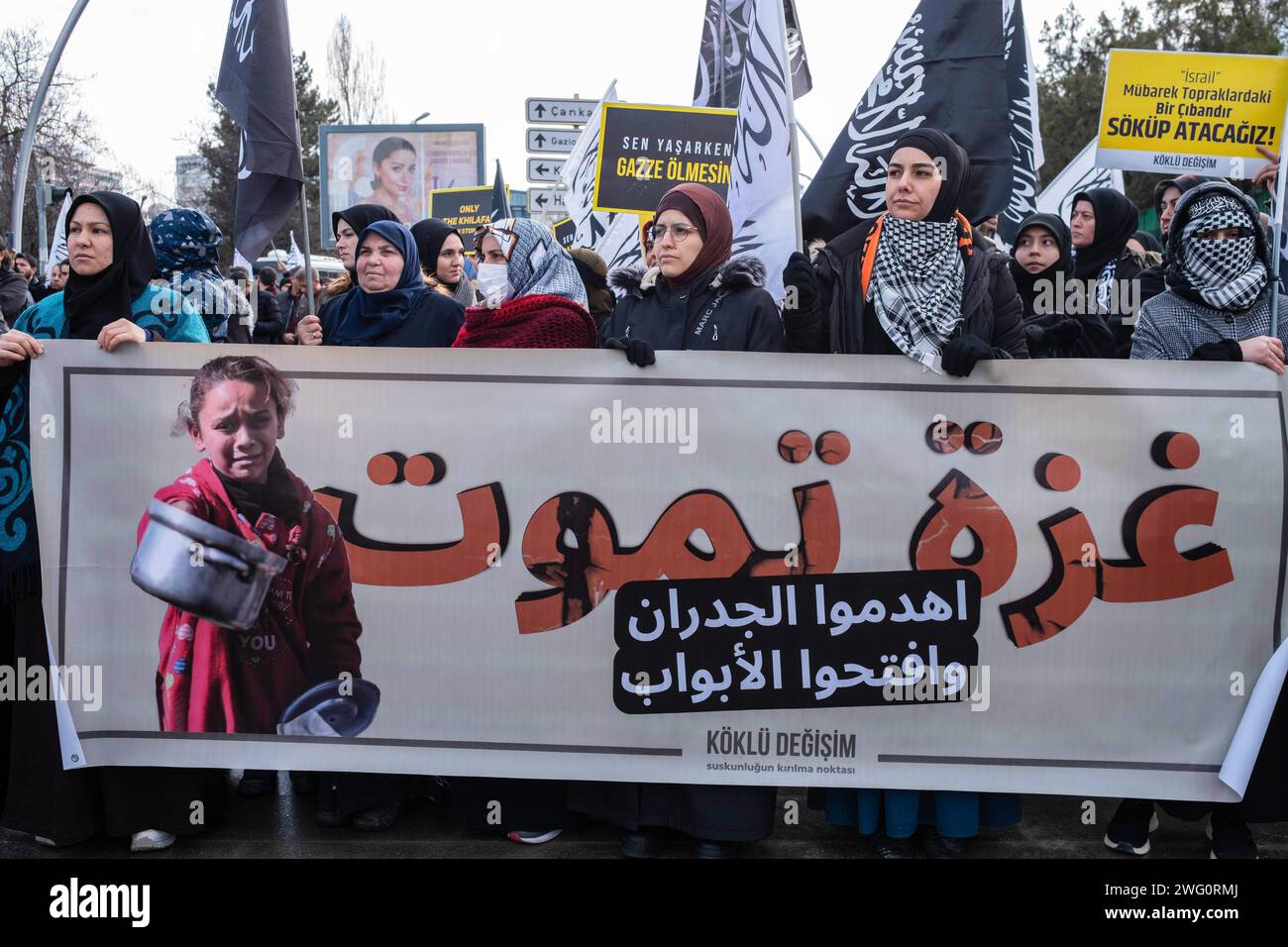 Ankara, Türkei. Januar 2024. Frauen, die während der Demonstration ein Banner hielten. Eine Gruppe namens Radical Change kam vor der ägyptischen Botschaft in Ankara und hielt eine Pressekonferenz unter dem Titel "Gaza stirbt" ab und verurteilte Israels Angriffe auf Gaza. Quelle: SOPA Images Limited/Alamy Live News Stockfoto