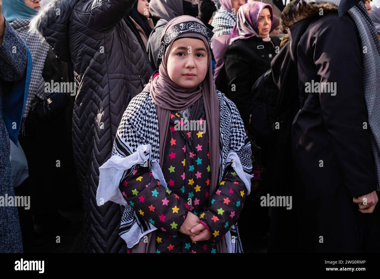 Ankara, Türkei. Januar 2024. Ein kleines Mädchen, das während der Demonstration gesehen wurde. Eine Gruppe namens Radical Change kam vor der ägyptischen Botschaft in Ankara und hielt eine Pressekonferenz unter dem Titel "Gaza stirbt" ab und verurteilte Israels Angriffe auf Gaza. Quelle: SOPA Images Limited/Alamy Live News Stockfoto