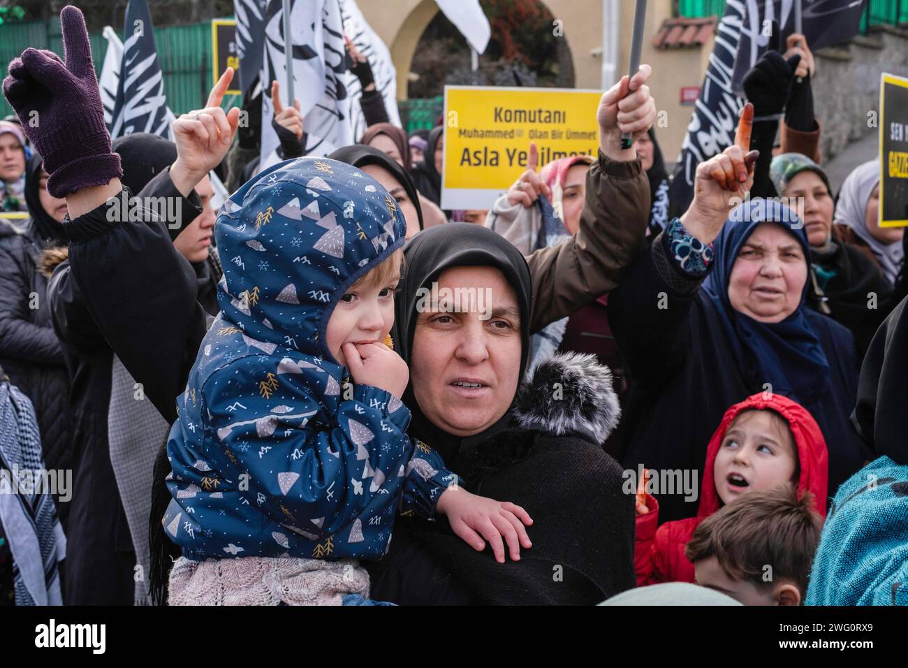 Ankara, Türkei. Januar 2024. Eine Frau, die während der Demonstration gesehen wurde, wie sie ein Kind trug. Eine Gruppe namens Radical Change kam vor der ägyptischen Botschaft in Ankara und hielt eine Pressekonferenz unter dem Titel "Gaza stirbt" ab und verurteilte Israels Angriffe auf Gaza. (Foto: Bilal Seckin/SOPA Images/SIPA USA) Credit: SIPA USA/Alamy Live News Stockfoto