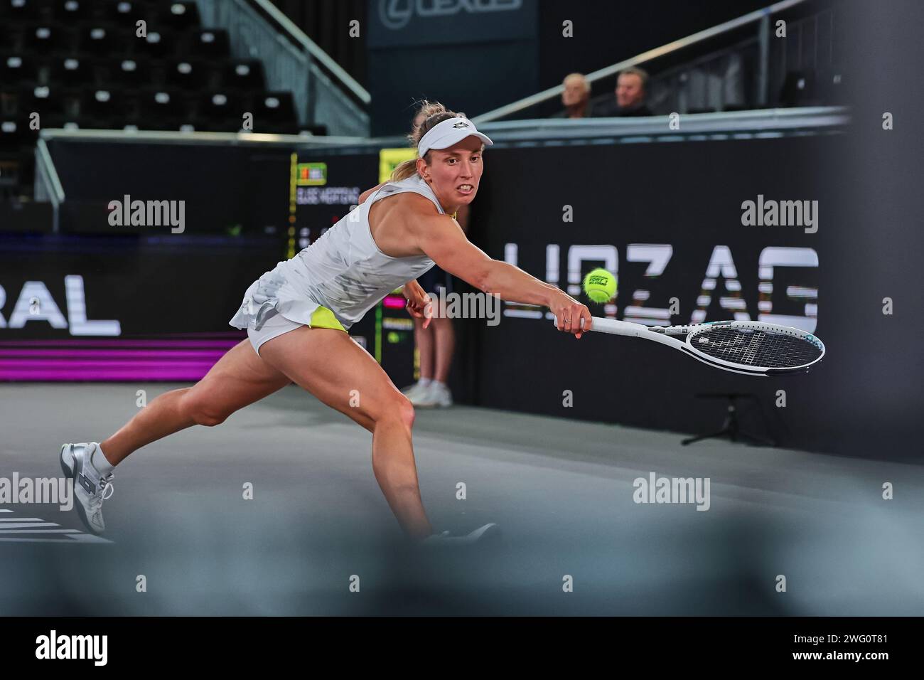 Linz, Oberösterreich, Österreich. Februar 2024. Elise Mertens (BEL) in Aktion während der Oberösterreich Damen Linz - Damen Tennis, WTA500 (Credit Image: © Mathias Schulz/ZUMA Press Wire) NUR REDAKTIONELLE VERWENDUNG! Nicht für kommerzielle ZWECKE! Stockfoto