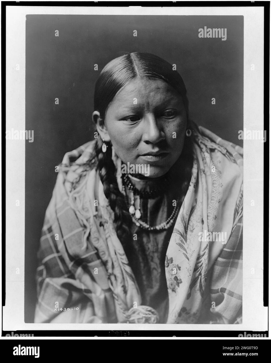 Cheyenne junge Frau, 1910. Kopf-und-Schultern-Porträt der Cheyenne-Frau. Stockfoto