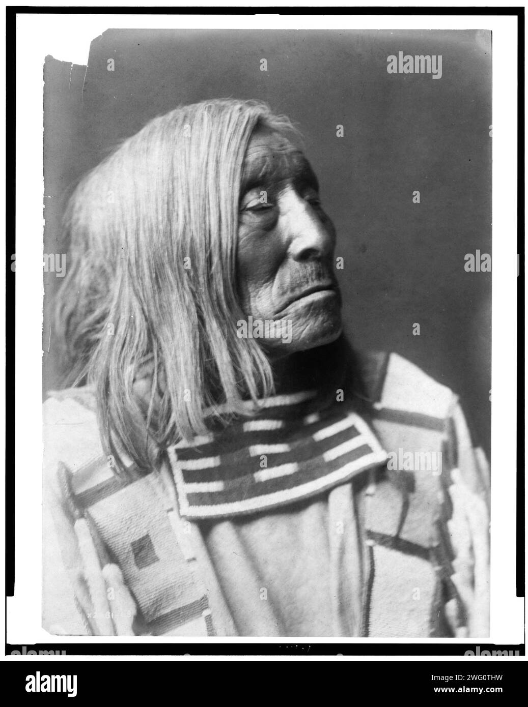 Lone Tree, ein Apsaroke-Indianer, Kopf-und-Schultern-Porträt, nach rechts gerichtet, um 1908. Stockfoto