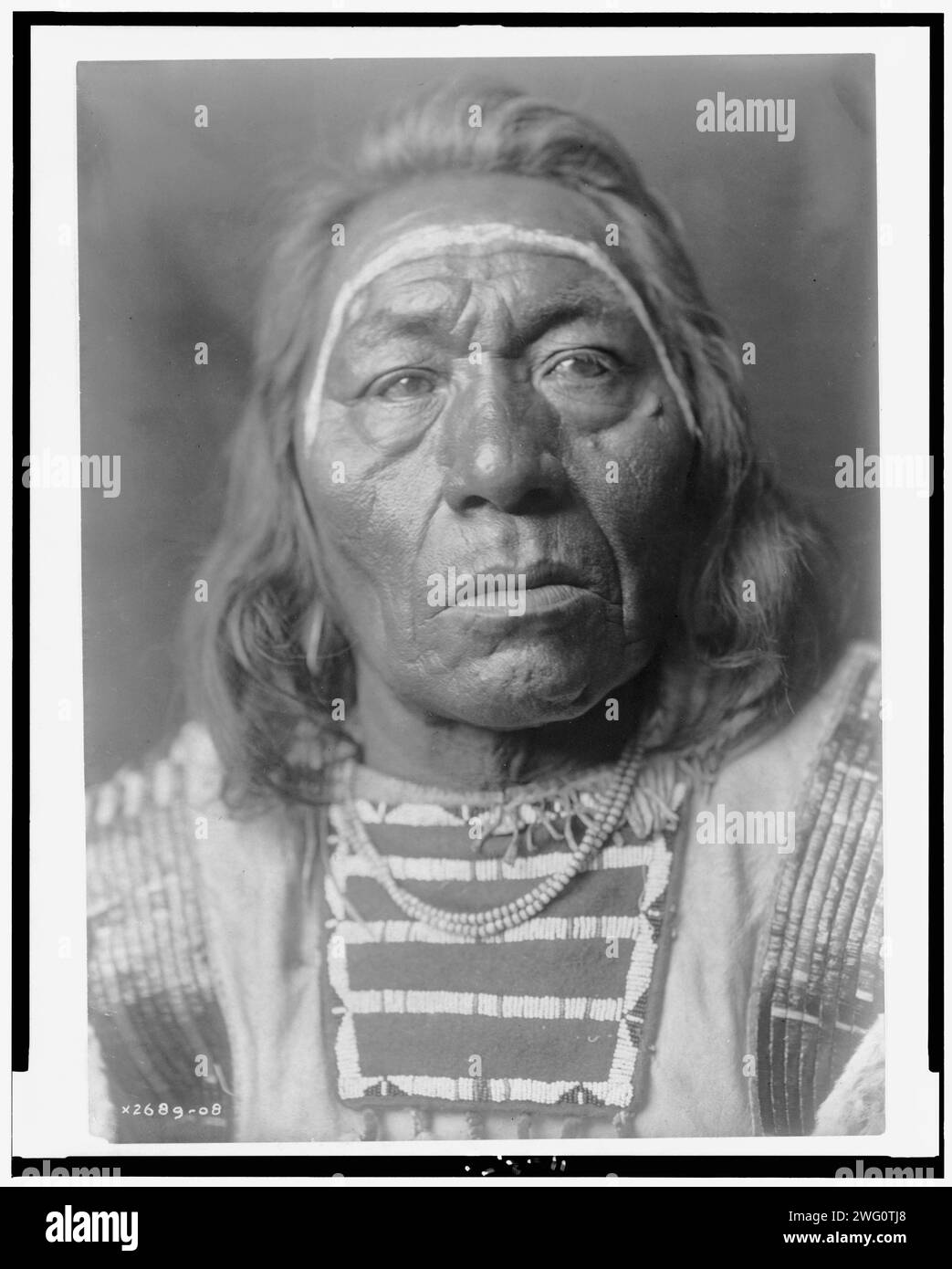 Führt den Wolf, 1908. Kopf-und-Schultern-Porträt von Crow man. Stockfoto