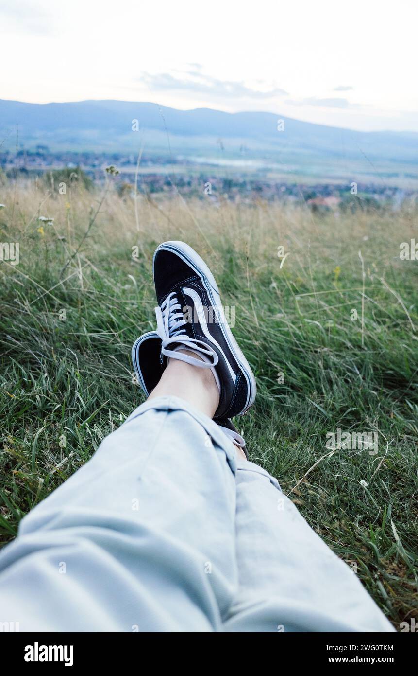 Chillen in Vans-Schuhen Stockfoto