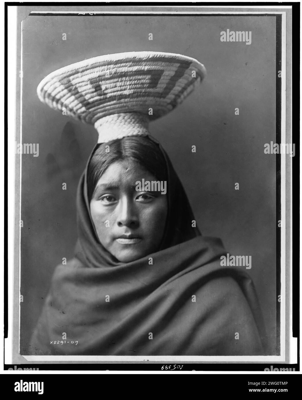 Papago Indianer, Luzi, Kopf-und-Schultern-Porträt, nach vorne gerichtet, mit einem Korb auf dem Kopf, um 1907. Stockfoto