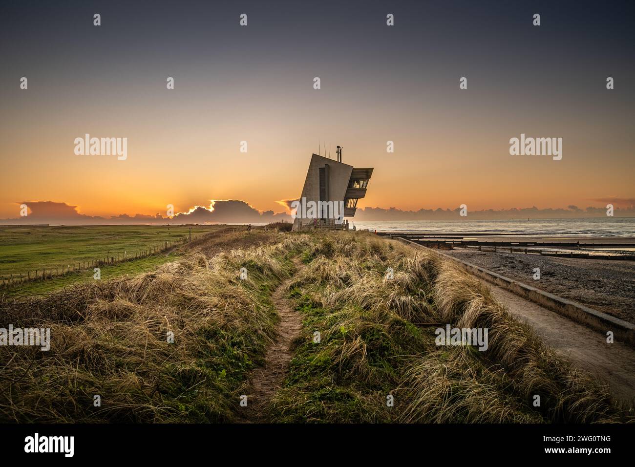 Der Rossal Point Wachturm mit Blick auf den Strand in Fleetwood bei Sonnenuntergang Stockfoto
