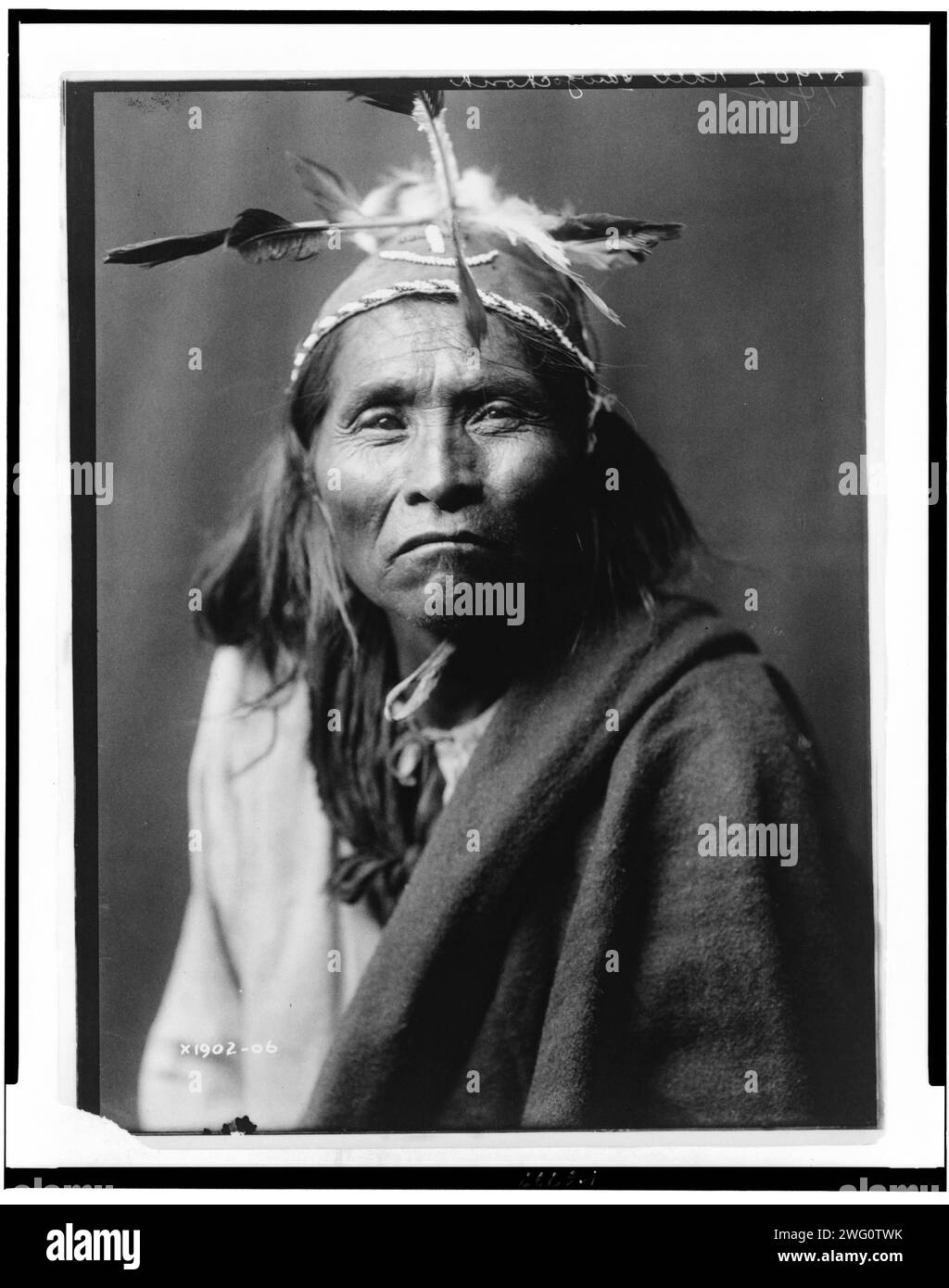 Ndee Sangochonh, Apachen-Indianer, halblanges Porträt, Vorderseite, um 1906. Stockfoto