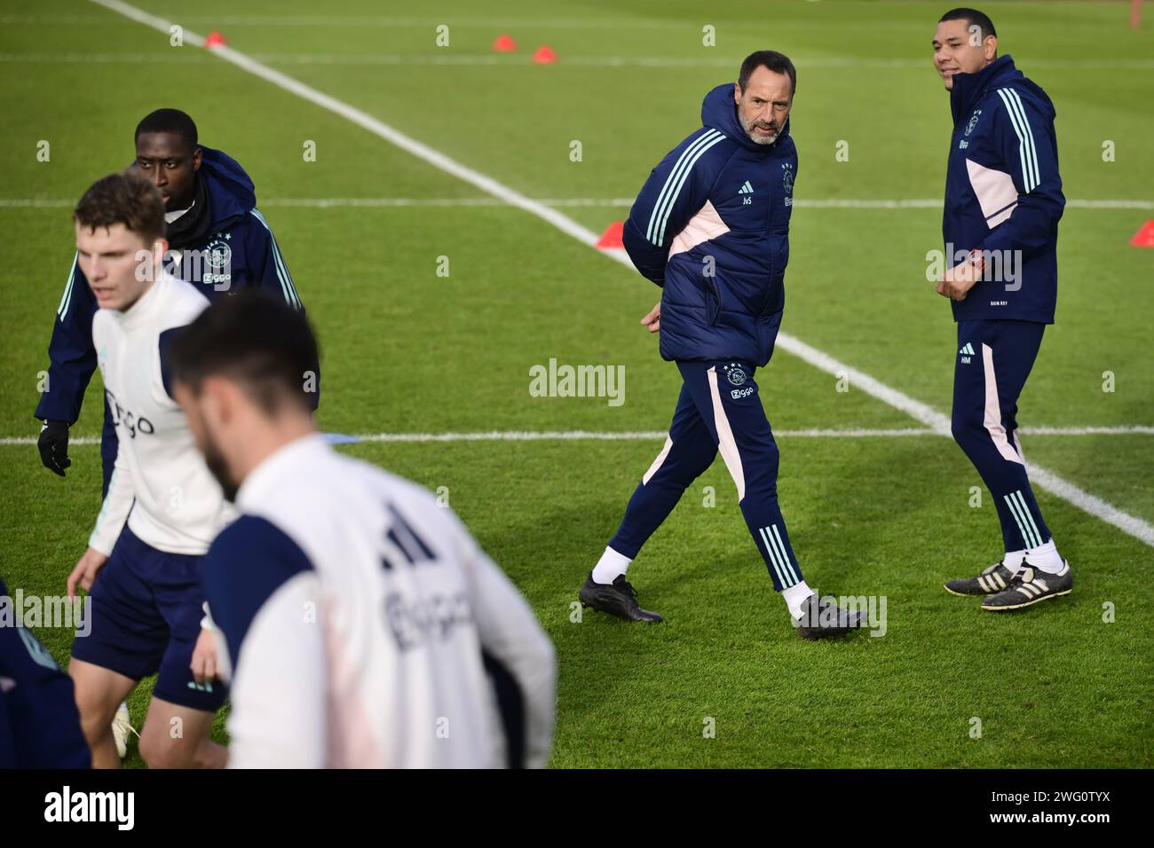 AMSTERDAM - Ajax Trainer John van 't Schip und Assistent Hedwiges Maduro während eines Ajax Trainings im de Toekomst Sportpark. Rechts ein lächelnder Steven Bergwijn. ANP OLAF KRAAK Stockfoto