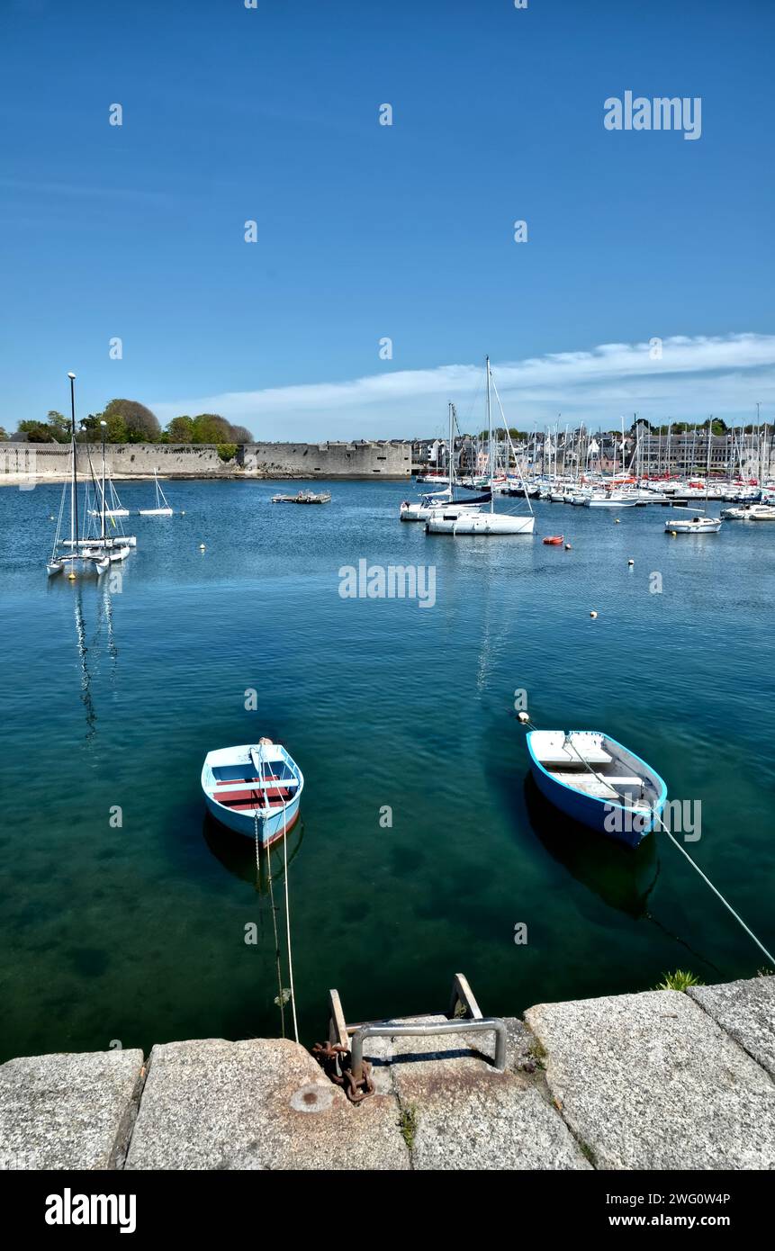 Blaue kleine Boote in der Nähe der Ville Close (ummauerte Stadt) von Concarneau, einer Gemeinde im Département Finistère der Bretagne im Nordwesten Frankreichs Stockfoto