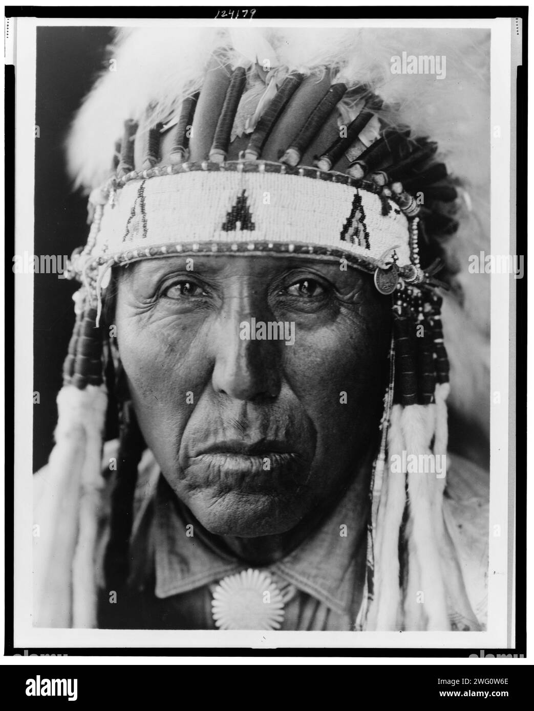 Red Bird-Cheyenne, 1927. Red Bird, ein Cheyenne-Mann in voller Kopfbedeckung, Brustporträt, nach vorne gerichtet. Stockfoto