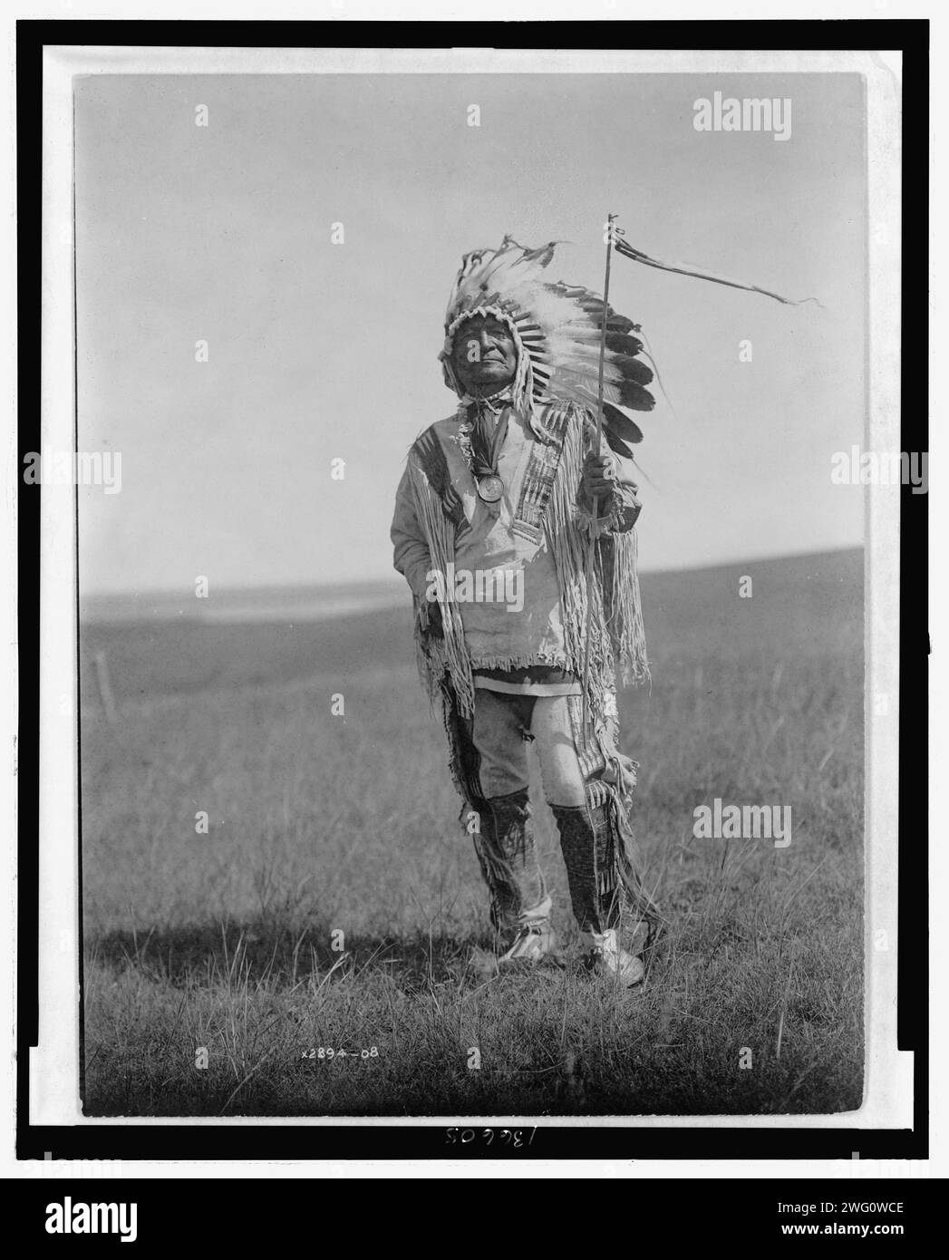 Arikara-Chef, 1908. Das Foto zeigt Sitting Bear, einen Arikara-Häuptling, in voller Insignien, mit einem Medaillon um den Hals. Das Medaillon scheint das Bild von Millard Fillmore und die Worte ... zu tragen Präsident der Vereinigten Staaten, 1851(?). Stockfoto