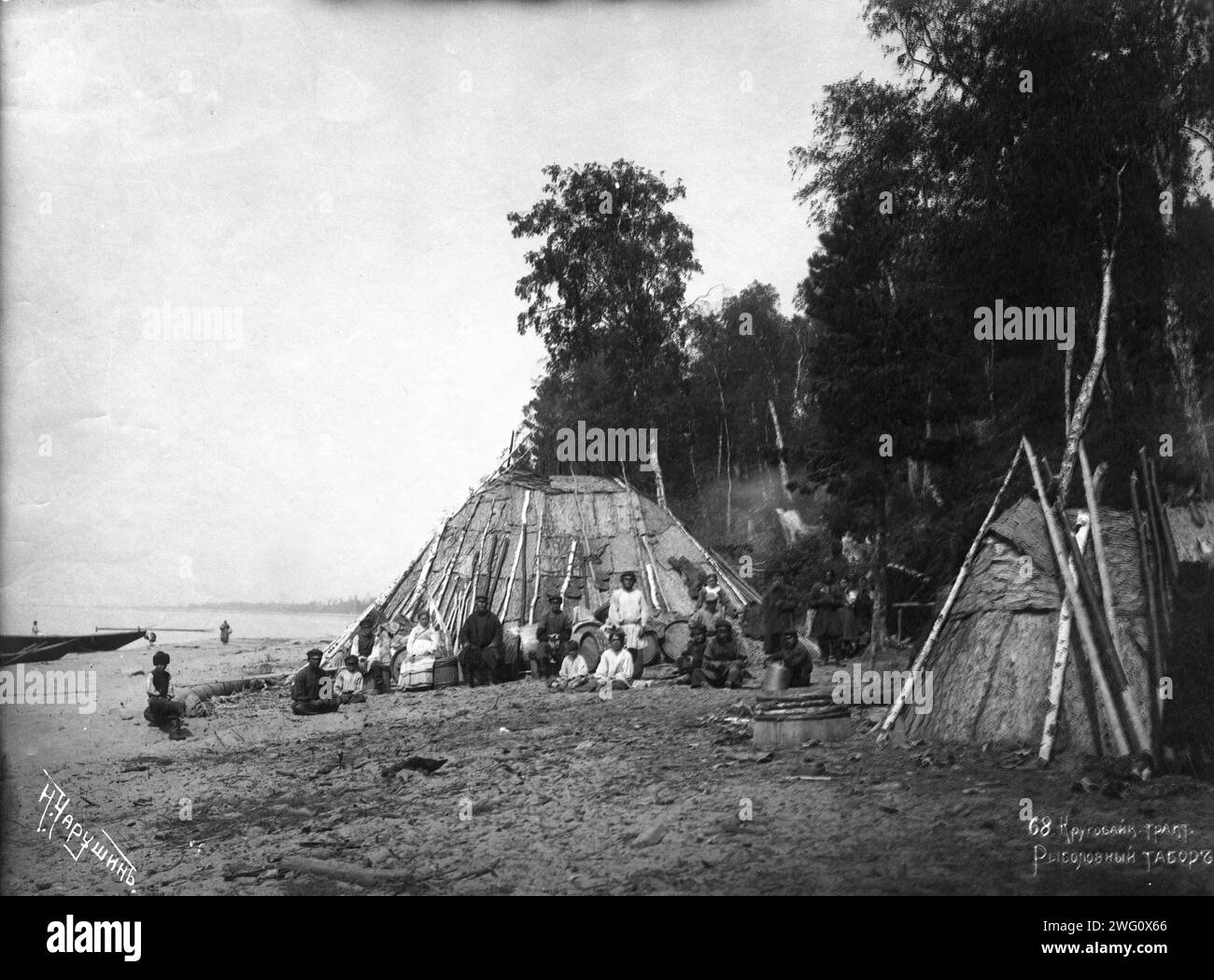 Handelsroute Circum-Baikal: Fischerlager, Ende des 19. Jahrhunderts. Aus einer Sammlung von 71 Objekten (Fotografien und negative auf Glas), die im späten 19. Und frühen 20. Jahrhundert von dem berühmten revolutionär-populistischen und sozialen und politischen Aktivisten N.A. Charushin (1851–1937) und von N. Petrov hergestellt wurden. Charushin verbüßte 1878 eine Zwangsarbeitsstrafe im transbaikalen Territorium. Die Sammlung veranschaulicht Aspekte der transbaikalen Geschichte in dieser Zeit, mit einem besonderen Schwerpunkt auf dem Teehandel mit China, das zu dieser Zeit einer der wichtigsten Wirtschaftszweige der Region war. Der ph-Wert Stockfoto