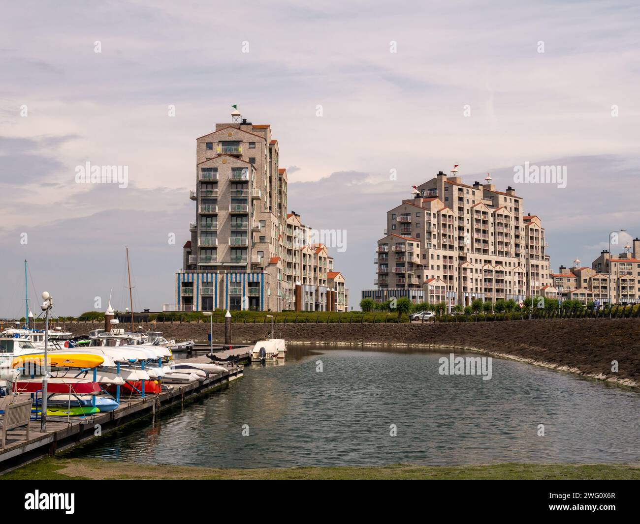Moderne Wohnhäuser und Boote im Yachthafen von Breskens, Zeeuws-Vlaanderen, Zeeland, Niederlande Stockfoto