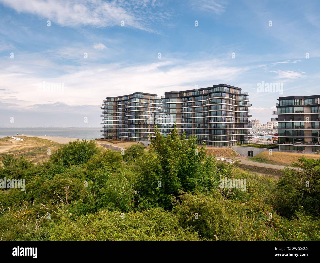 Moderne Apartmentblöcke entlang der westlichen Schelde im Hafengebiet von Breskens, Zeeuws-Vlaanderen, Zeeland, Niederlande Stockfoto